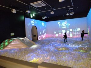 三井アウトレット北陸小矢部【光と音のデジタルボールプール】