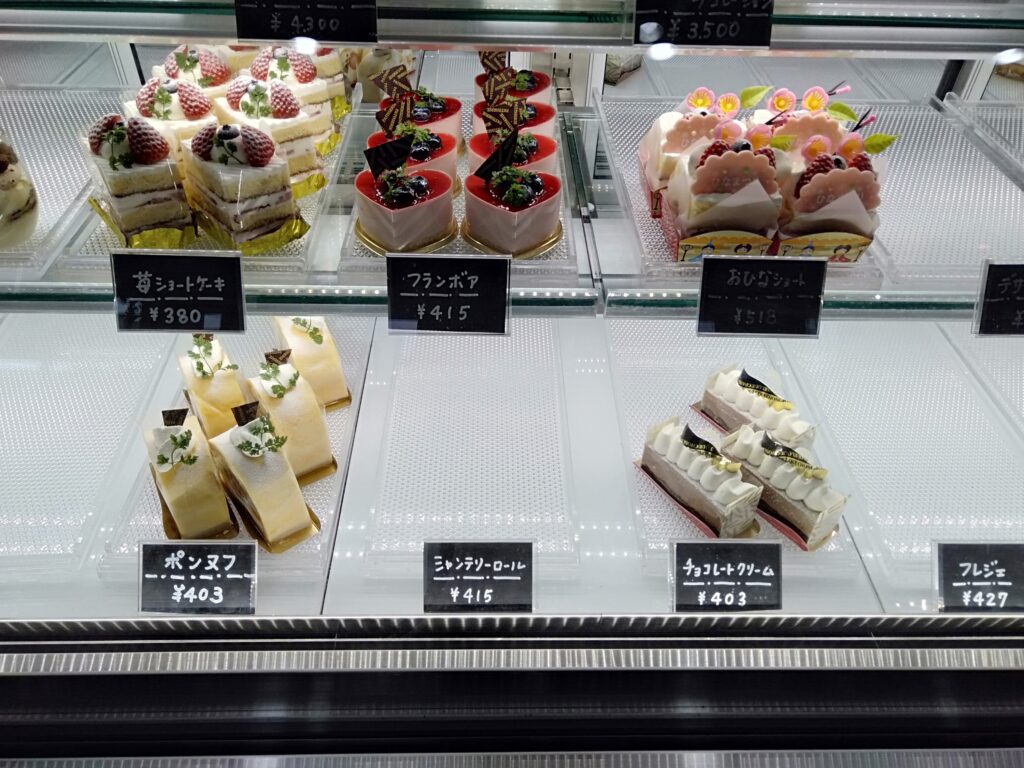 高岡市佐野の【 ポンヌフ風月堂 】でひな祭りケーキと焼き菓子を買ってみた。