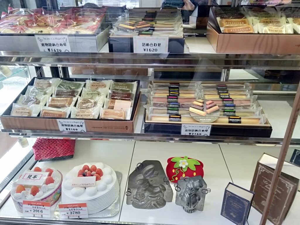 高岡市佐野の【 ポンヌフ風月堂 】でひな祭りケーキと焼き菓子を買ってみた。