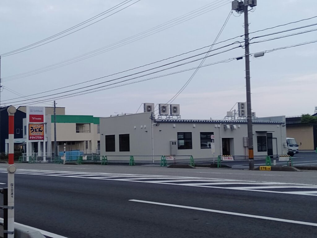 高岡市8号線沿いに讃岐うどん【 こがね製麺所 】が富山県に初オープンするみたい。